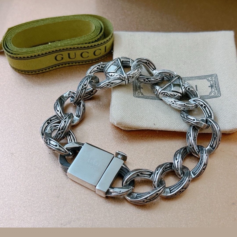 G*u*i bracelets